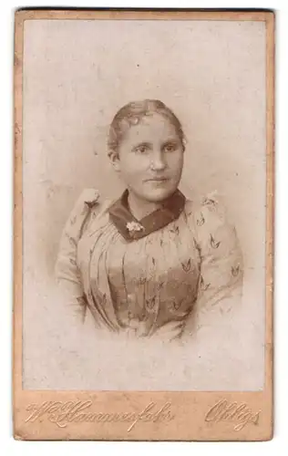 Fotografie W. Hammersfahr, Ohligs b. Sol., junge Frau im sommerlichen Kleid