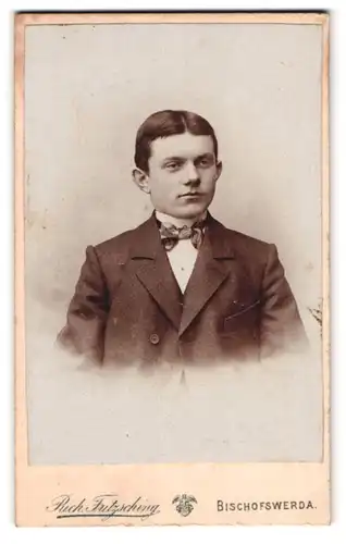 Fotografie Rich. Fritzsching, Bischofswerda i /S., Albertstrasse 17, Portrait junger Mann im Anzug mit Fliege