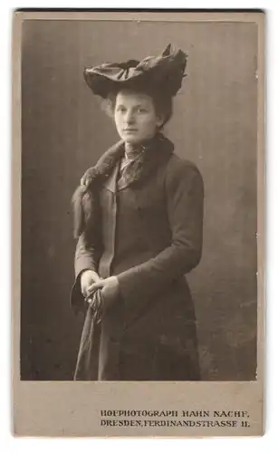 Fotografie Hahn Nachf., Dresden-A., Ferdinandstrasse 11, Portrait bürgerliche Dame mit Hut und Pelz