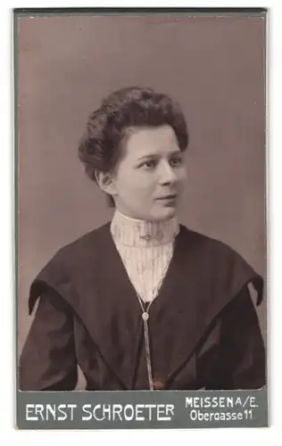 Fotografie Ernst Schroeter, Meissen a /E., Obergasse 11, Portrait junge Dame im modischen Kleid