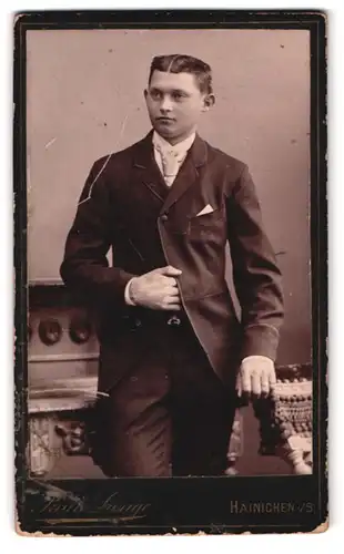 Fotografie Paul Lange, Hainichen in Sachsen, Gerichtsstrasse 93, Portrait junger Herr im Anzug mit Fliege