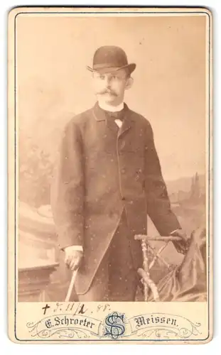 Fotografie Ernst Schroeter, Meissen, Obergasse 597, Portrait modisch gekleideter Herr mit Schnauzbart