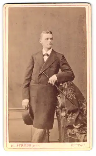 Fotografie H. Strube Junr., Zittau, Lessing-Strasse 14, Portrait junger Herr in eleganter Kleidung