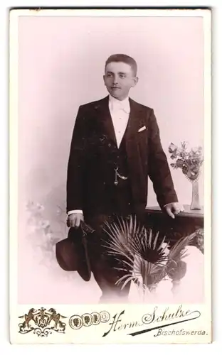 Fotografie Herm. Schulze, Bischofswerda, Hohe-Strasse 4, Portrait junger Herr im Anzug mit Fliege