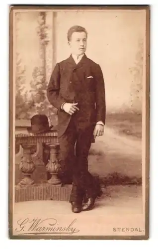 Fotografie G. Warminsky, Stendal, Schadewachten-Strasse 22, Portrait junger Herr im Anzug