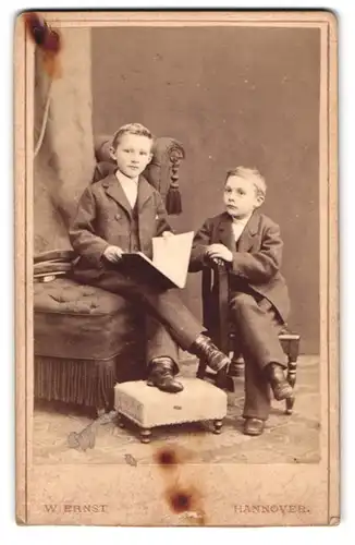 Fotografie W. Ernst, Hannover, Anger-Strasse 13 a, Portrait zwei Jungen in Anzügen mit einem Buch