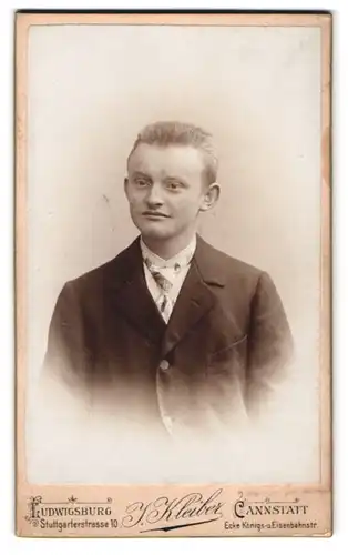 Fotografie J. Kleiber, Cannstatt, Ecke König- und Eisenbahnstrasse, Portrait junger Mann im Anzug mit Krawatte