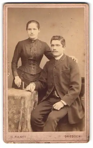 Fotografie H. Ranft, Dresden, Marien-Strasse 12, Portrait junges Paar in modischer Kleidung