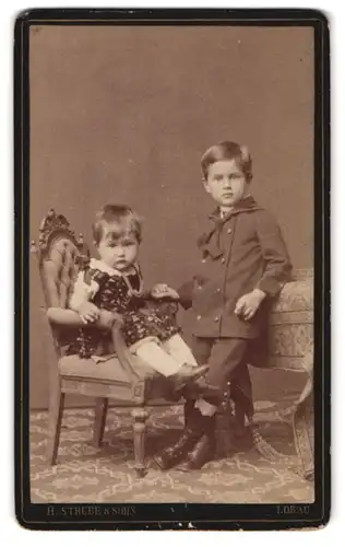 Fotografie H. Strube & Sohn, Löbau i /S., Portrait kleines Mädchen und Juge in hübscher Kleidung