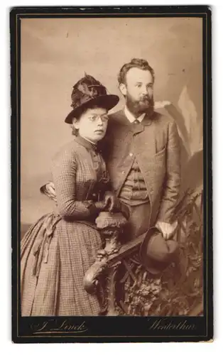 Fotografie J. Linck, Winterthur, Portrait bürgerliches Paar in modischer Kleidung