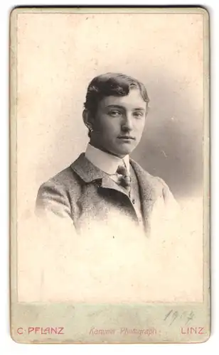 Fotografie C. Pflanz, Linz a.D., Graben 30, junger Mann mit pomadisiertem Haar