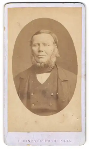 Fotografie L. Dinesen, Fredericia, bürgerlicher Herr mit Seemannsbart