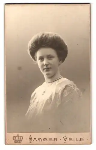 Fotografie Hammer, Veile, junge Frau mit toupierten Haaren