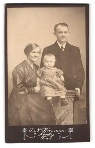 Fotografie J. N. Kromann, Nordby, junge Familie im Portrait