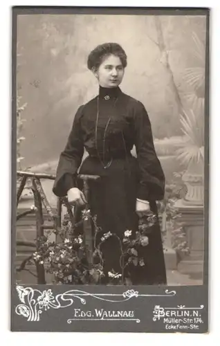 Fotografie Edg. Wallnau, Berlin, Müller-Strasse 174, bürgerliche Frau in tailliertem Kleid
