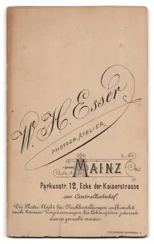 Fotografie W. H. Esser, Mainz, Parkusstrasse 12, Kindchen im Kleidchen