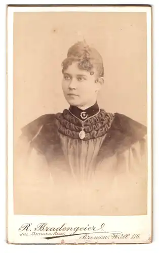 Fotografie R. Bradengeier, Bremen, Wall 116, junges Fräulein im Puffärmelkleid