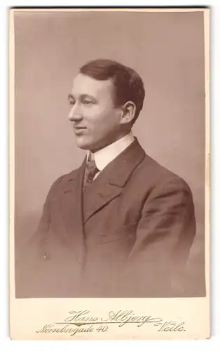 Fotografie Hans Albjerg, Veile, Nörrebrogade 40, junger Mann im feinen Zwirn mit einem Lächeln