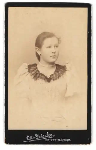 Fotografie Otto Geisler, Bielefeld, junge Frau in sommerlichem Kleid