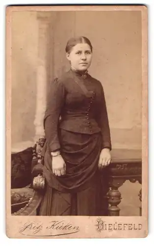 Fotografie Fritz Küken, Bielefeld, Neumarkt, junge Frau im taillierten Kleid