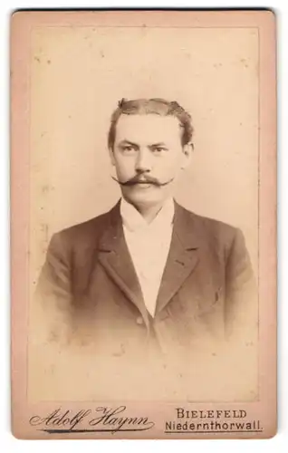 Fotografie Adolf Haynn, Bielefeld, Niedernthorwall, bürgerlicher Herr mit pomadisiertem Haar
