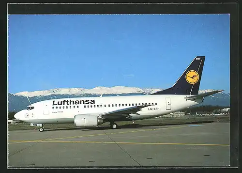 AK Lufthansa, Boeing 737-500 auf der Startbahn mit Bergen