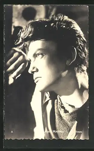 AK Schauspieler Jean Marais mit nachdenklichem Blick