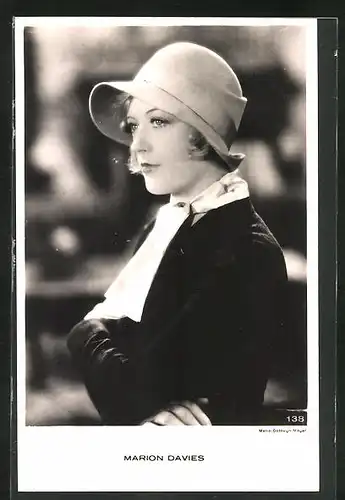AK Schauspielerin Marion Davies in schwarzer Jacke mit Hut