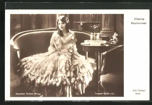 AK Schauspielerin Claire Rommer im Rüschenkleid posiert auf Sofa