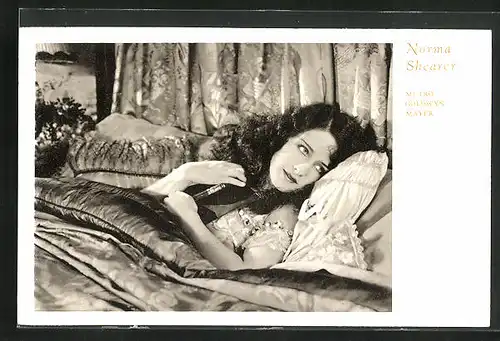 AK Schauspielerin Norma Shearer räkelt sich im Bett