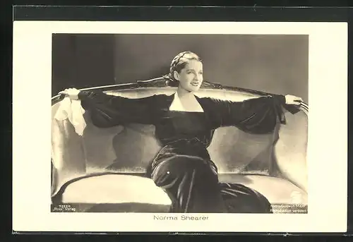 AK Schauspielerin Norma Shearer im Samtkleid posiert auf Sofa