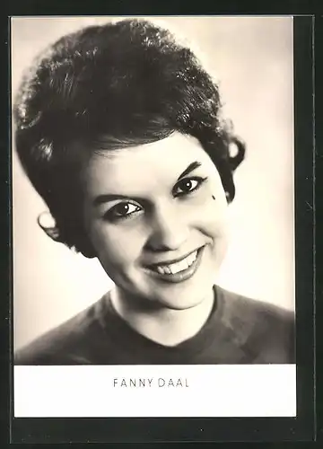 AK Schauspielerin Fanny Daal lächelt in die Kamera
