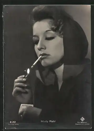 AK Schauspielerin Mady Rahl zündet sich eine Zigarette an