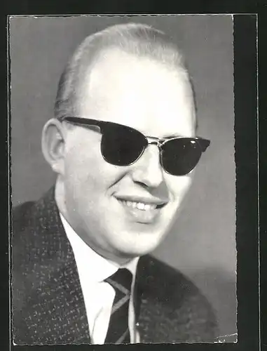 AK Schauspieler Wolfgang Sauer mit Anzug und Sonnenbrille