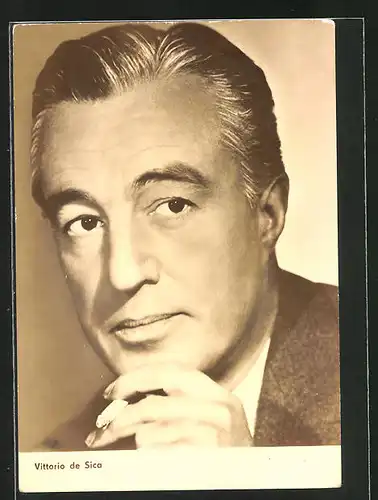 AK Schauspieler Vittorio De Sica mit Zigarette