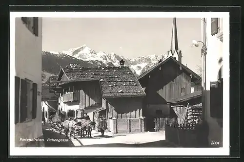 AK Partenkirchen, Strassenpartie mit Ballengasse, Alpenkette