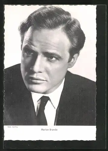 AK Schauspieler Marlon Brando mit ernstem Gesicht