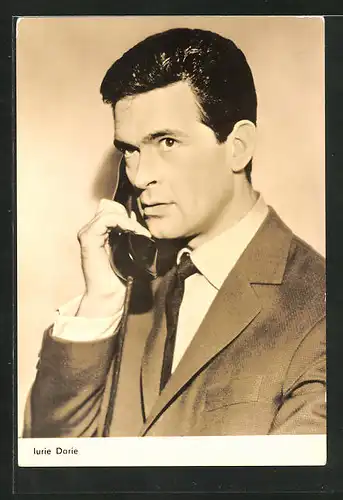 AK Schauspieler Iurie Darie im Anzug am Telefonapparat
