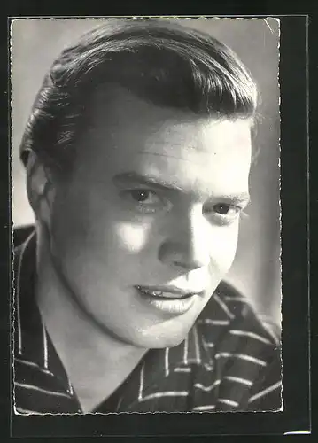 AK Schauspieler Karlheinz Böhm in gestreiftem Hemd