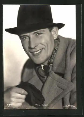 AK Schauspieler Viktor Staal mit Hut im Mantel