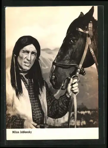 AK Schauspieler Milan Jablonsky als Indianer verkleidet mit Pferd