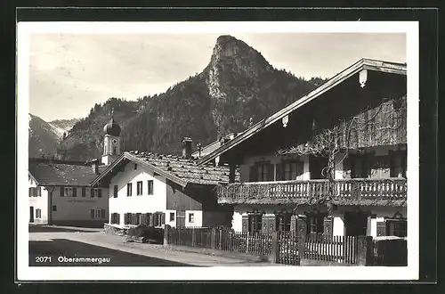 AK Oberammergau, Strassenpartie mit Hotel