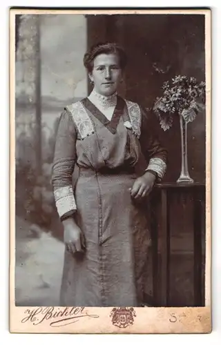 Fotografie H. Bichler, Steyr, Bahnhofstrasse, bürgerliche Frau in leicht tailliertem Kleid