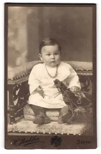 Fotografie H. Bichler, Steyr, Bahnhofstrasse, Kindchen mit Spielzeugpferd