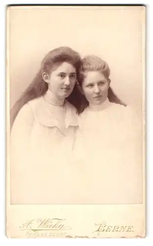 Fotografie A. Wicky, Bern, Schanzenstrasse 6, Schwestern in weissen Kleidern im Portrait