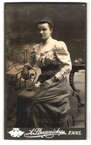 Fotografie A. Strassnicky, Enns, junges Fräulein im Portrait