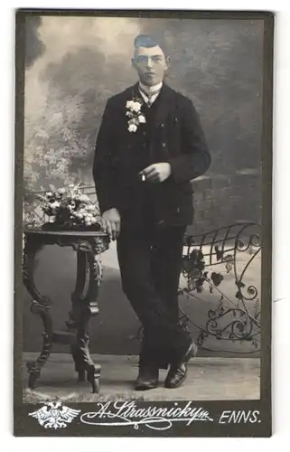 Fotografie A. Strassnicky, Enns, rauchender junger Mann im feinen Zwirn