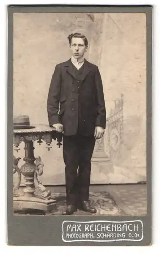 Fotografie Max Reichenbach, Schärding, Bahnhofstrasse 183, junger Mann im feinen Zwirn