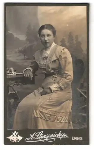Fotografie A. Strassnicky, Enns, bürgerliches Fräulein in tailliertem Kleid