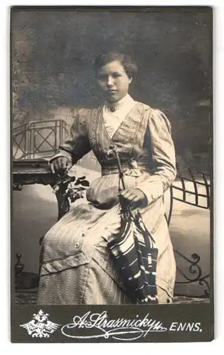 Fotografie A. Strassnicky, Enns, junges Fräulein mit Regenschirm im Portrait